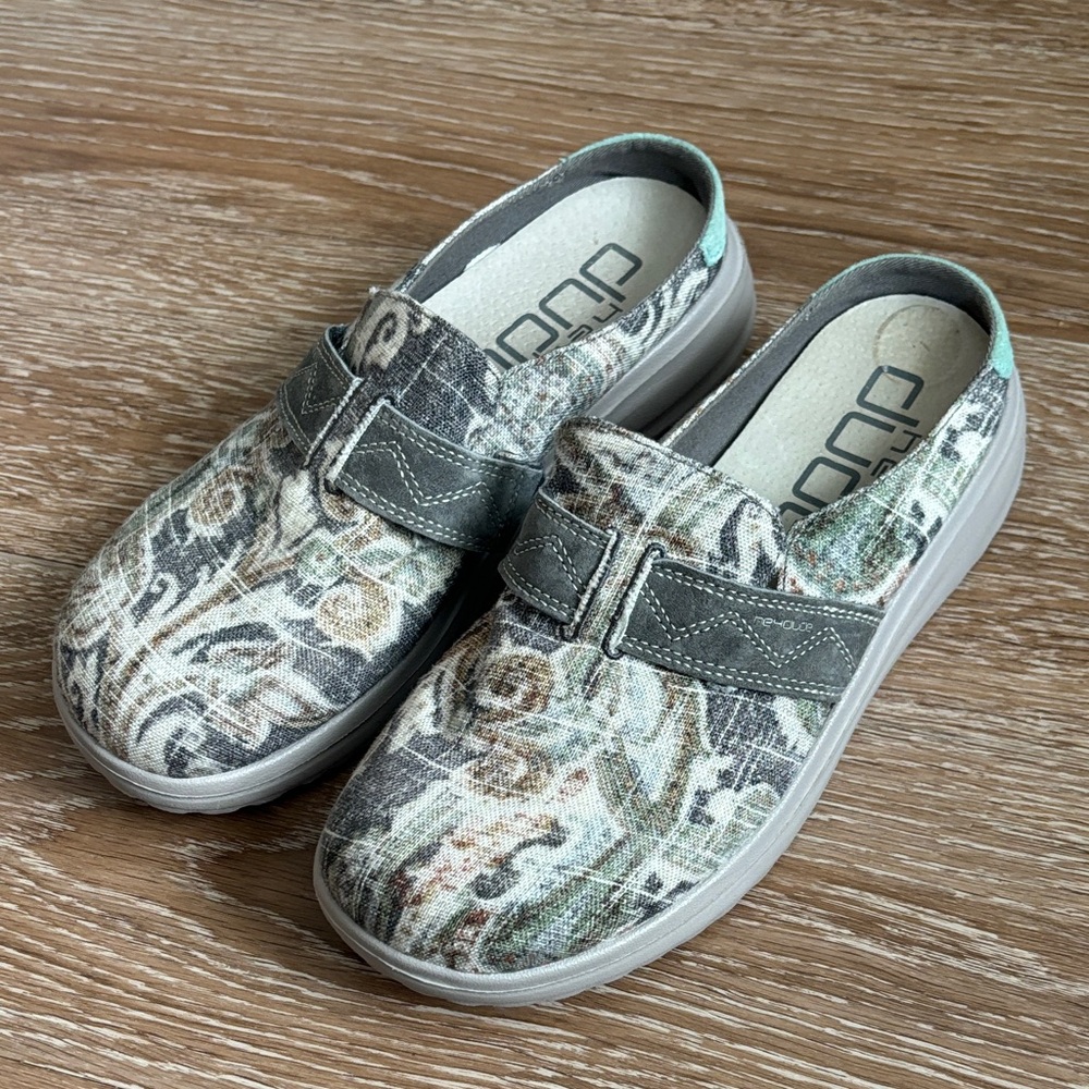 Hey Dude โNoraโ tapestry print gray slip on mules/clogs, size 7